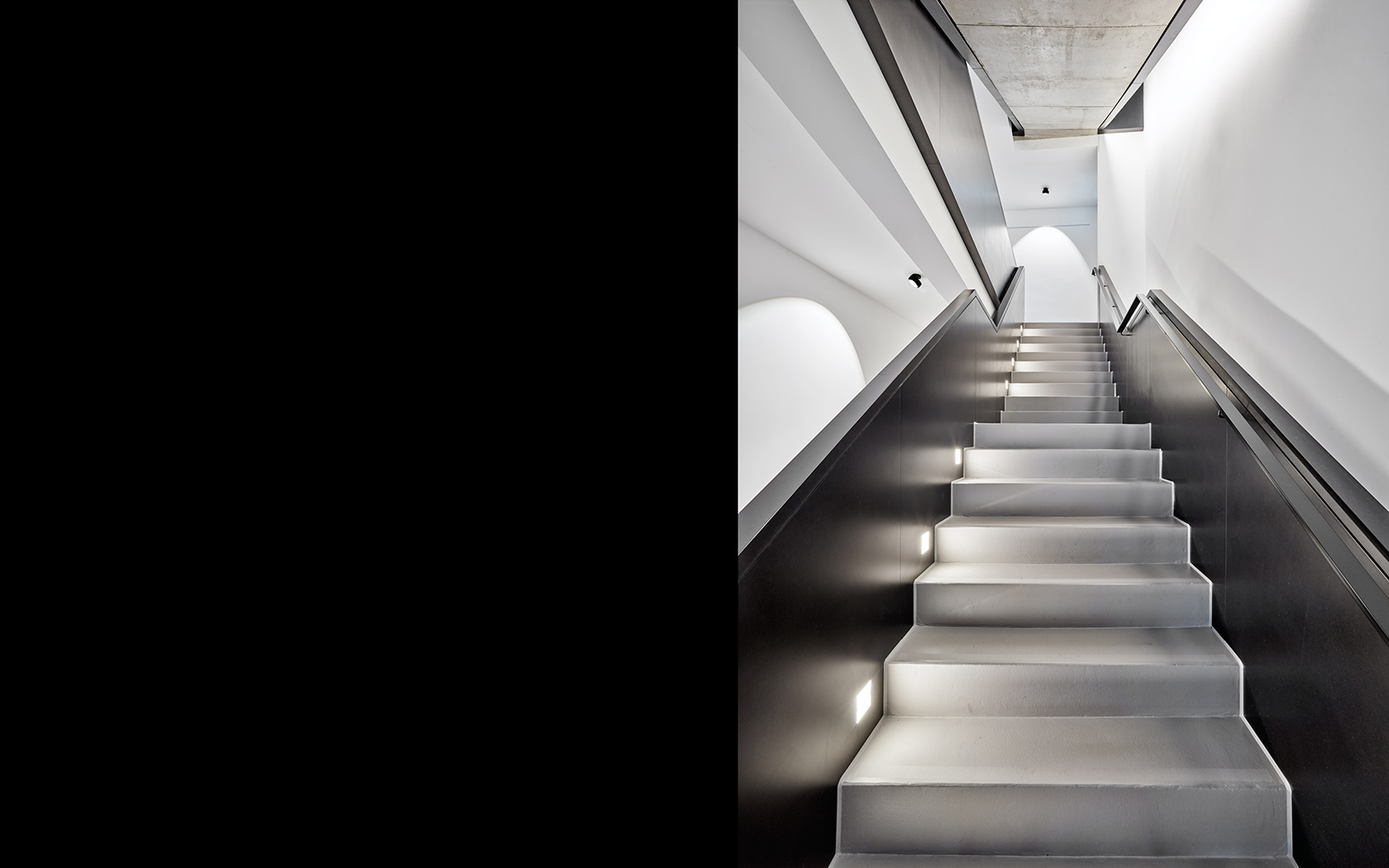 00-181_schwarzes_Treppenhaus.jpg
